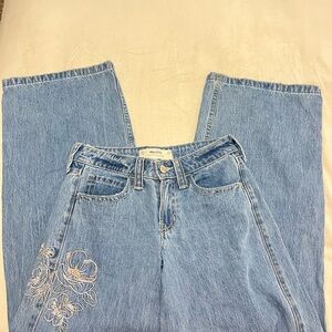 Hollister Light Blue Straight-Leg Women’s Jeans with Floral Embroidery